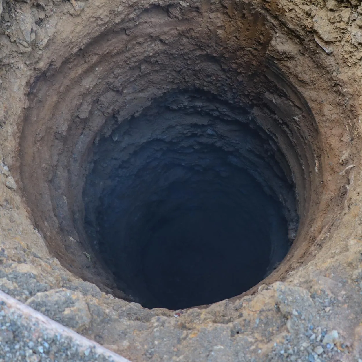 Frisch gebohrter Brunnenschacht – Brunnenbau WPS