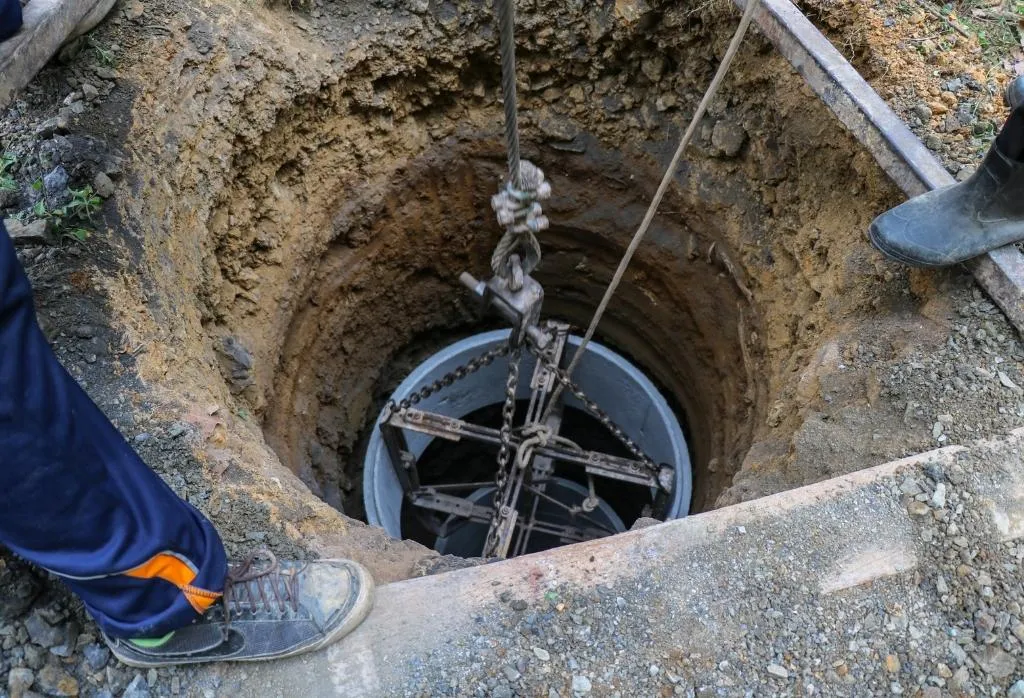 Einbau von Brunnenringen in den Schacht – Brunnenbau WPS