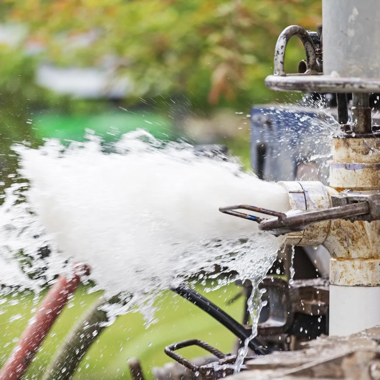 Pumpversuch nach der Brunnenbohrung – klares Grundwasser