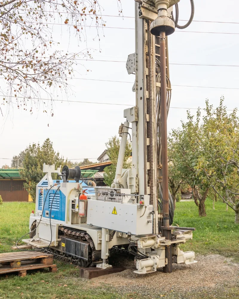 Brunnenbohrgerät von Willinger Pumpsysteme bei einer Hausbrunnen-Bohrung in Niederösterreich