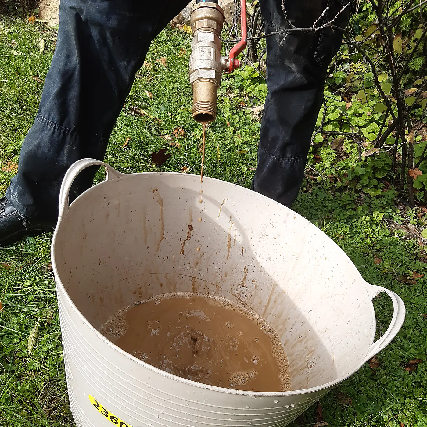 Trübes Brunnenwasser vor der Brunnenreinigung