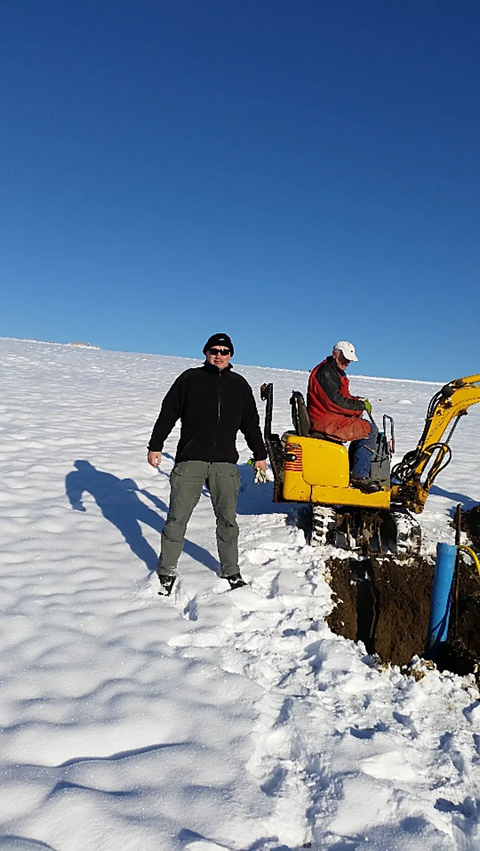 Leitungsverlegung mit Minibagger im Winter