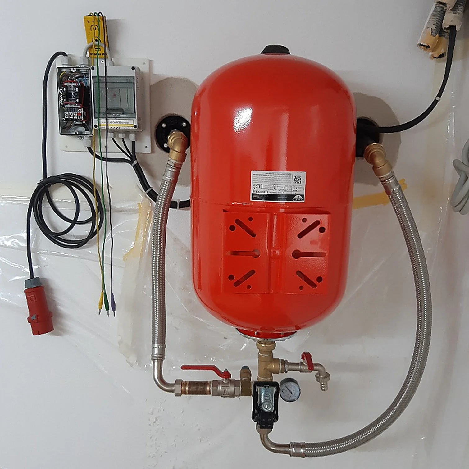 Hauswasserwerk mit Druckkessel und Pumpensteuerung