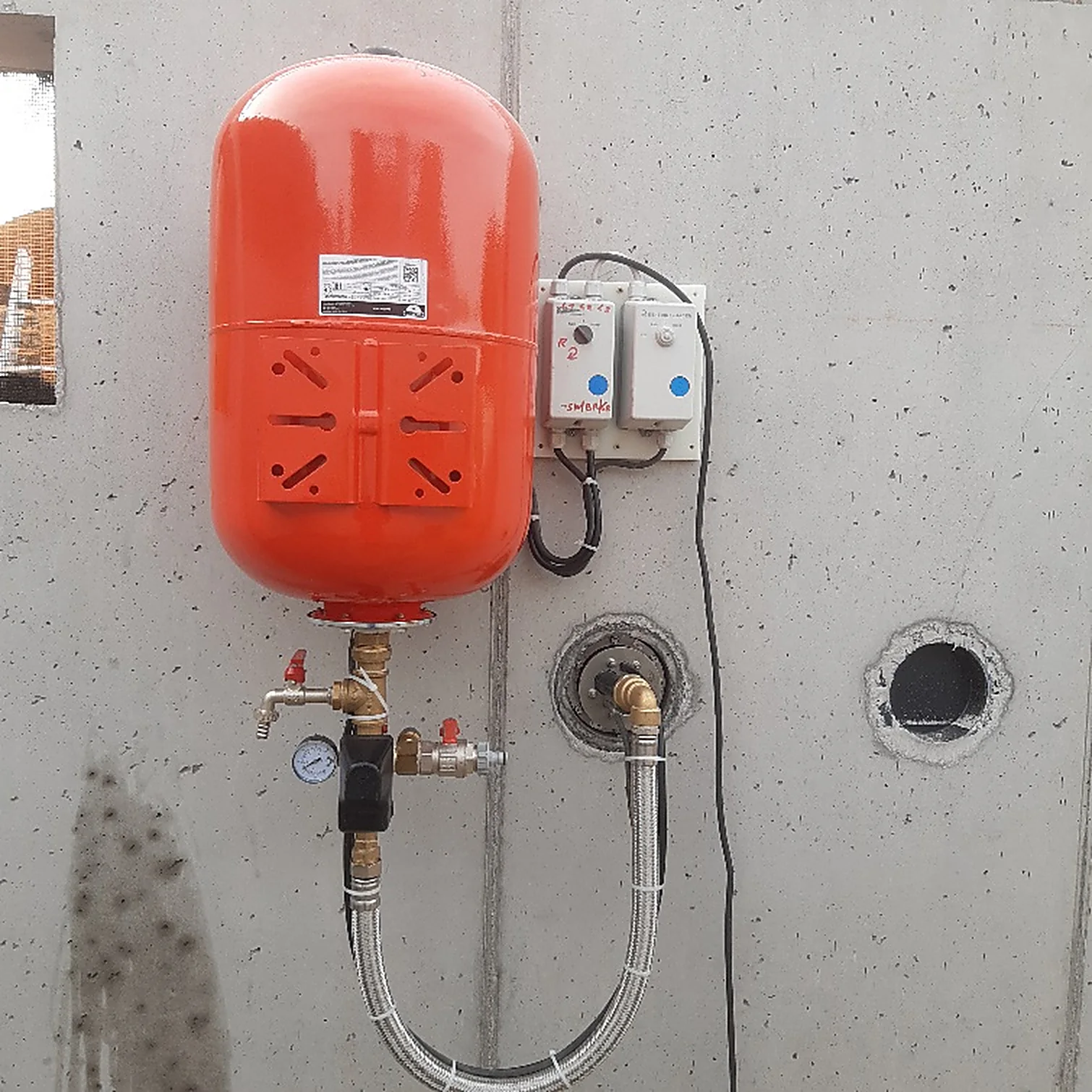 Hauswasserwerk mit Pumpensteuerung an der Wand