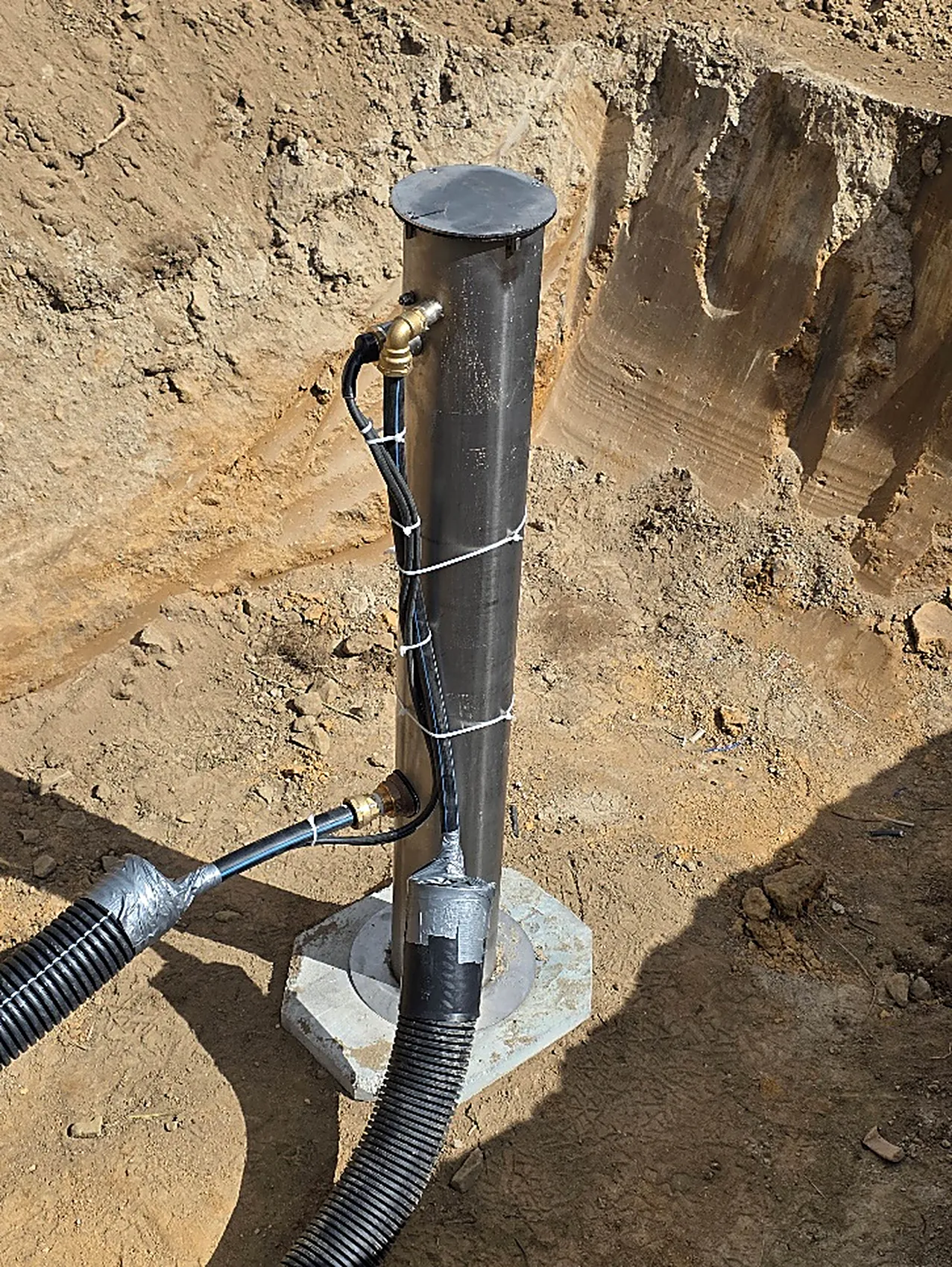 Wellprotector-Brunnenabschluss aus Edelstahl bodengleich auf dem Fundament